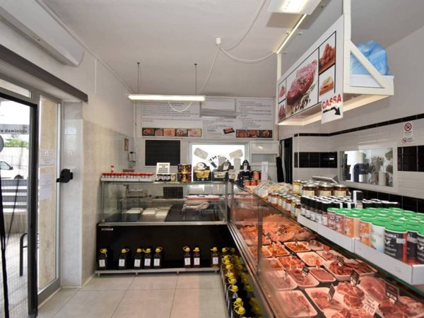 negozio in vendita a Porto Cesareo in zona Torre Lapillo