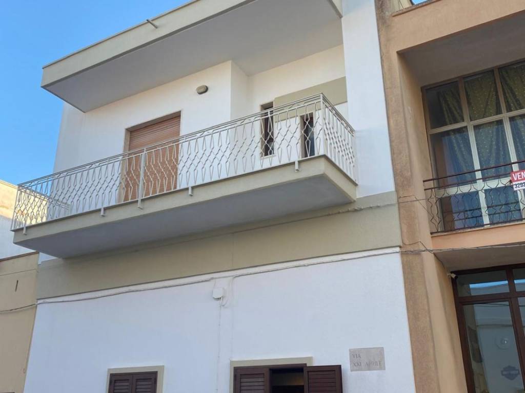 intera palazzina in vendita a Presicce-Acquarica in zona Presicce