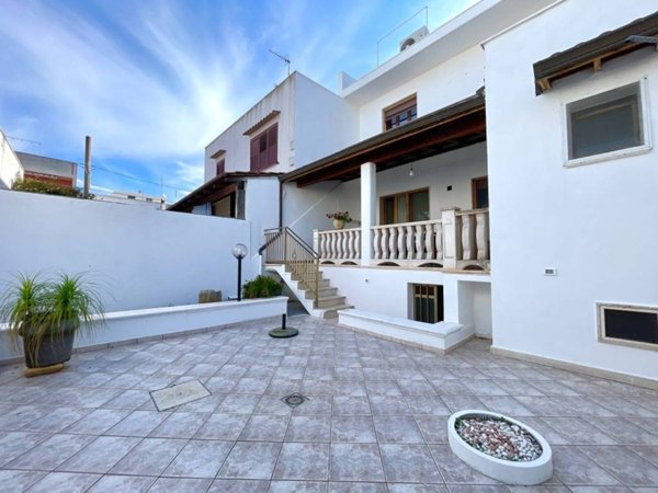 casa indipendente in vendita a Presicce-Acquarica in zona Presicce