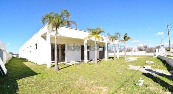 locale commerciale in vendita a Presicce-Acquarica in zona Presicce