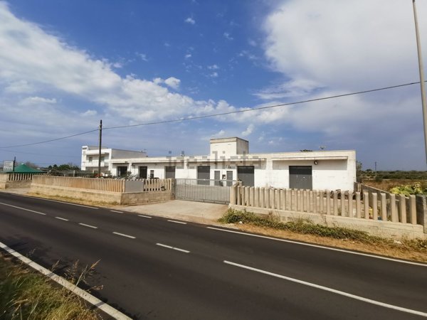 locale commerciale in vendita a Presicce-Acquarica in zona Presicce