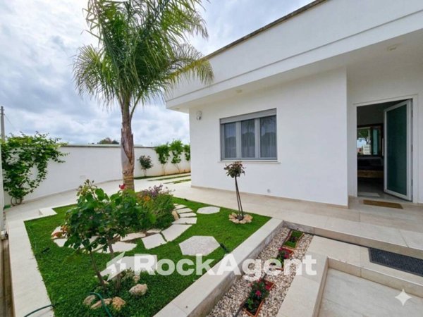 casa indipendente in vendita a Presicce-Acquarica in zona Presicce