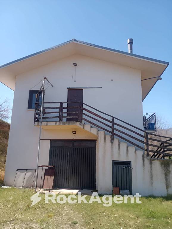 casa indipendente in vendita ad Abriola