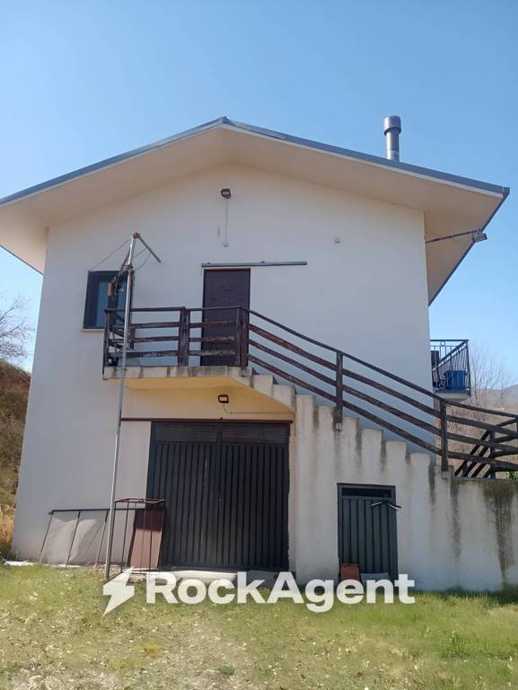 casa indipendente in vendita ad Abriola
