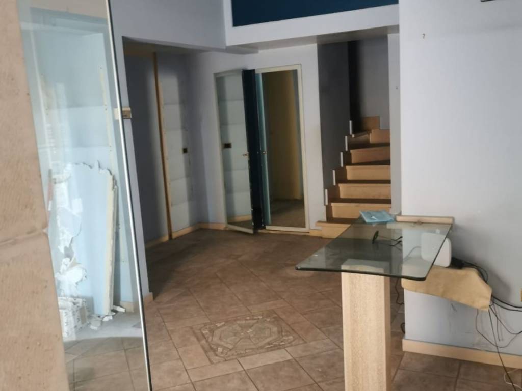 negozio in vendita ad Avigliano