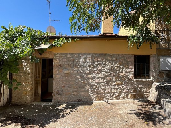 casa indipendente in vendita ad Avigliano in zona Castel Lagopesole