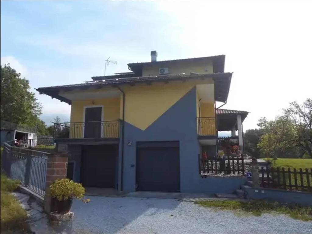 casa indipendente in vendita a Castelluccio Inferiore