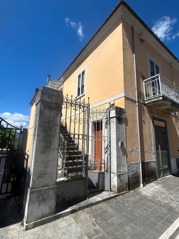 casa semindipendente in vendita a Castelluccio Inferiore