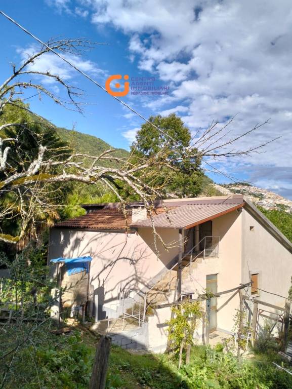 casa indipendente in vendita a Castelluccio Superiore