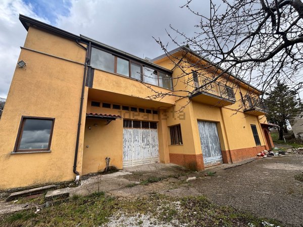 casa indipendente in vendita a Lagonegro in zona Fecile