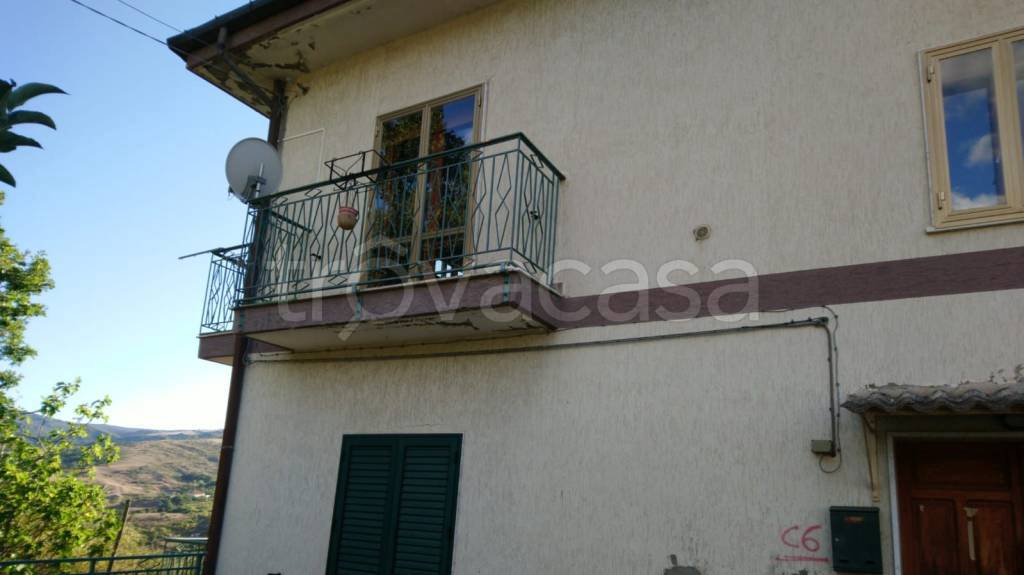 casa indipendente in vendita a Laurenzana