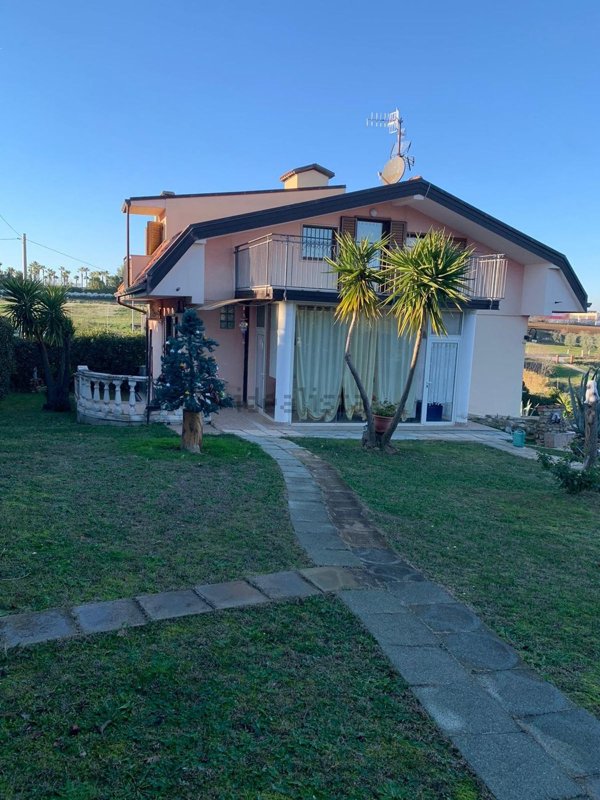 casa indipendente in vendita a Lavello