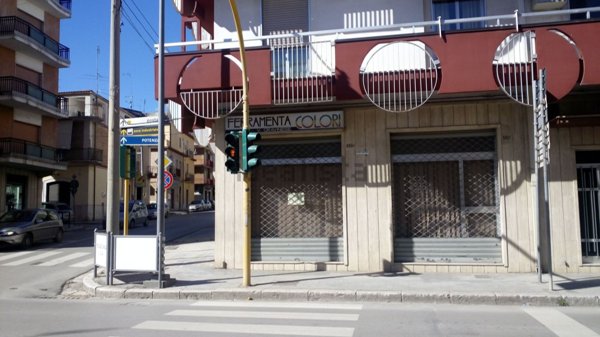 locale commerciale in vendita a Lavello