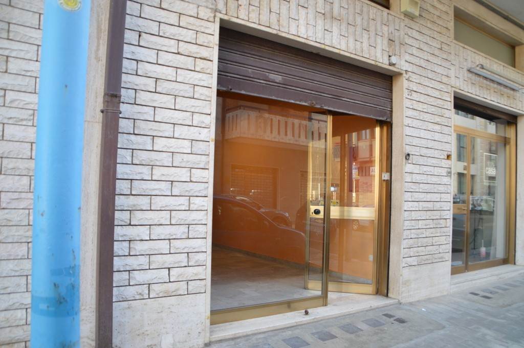 locale commerciale in vendita a Lavello