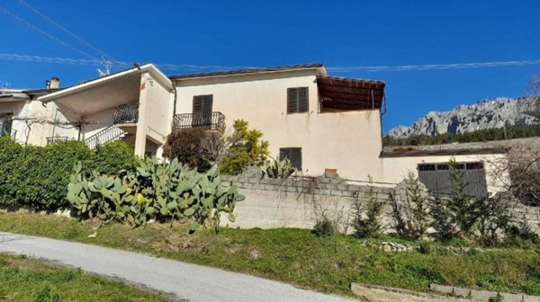 casa indipendente in vendita a Marsicovetere in zona Villa d'Agri