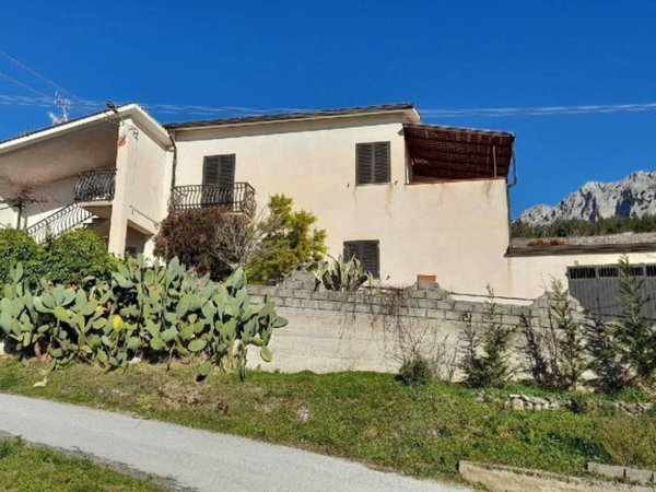 casa indipendente in vendita a Marsicovetere in zona Villa d'Agri