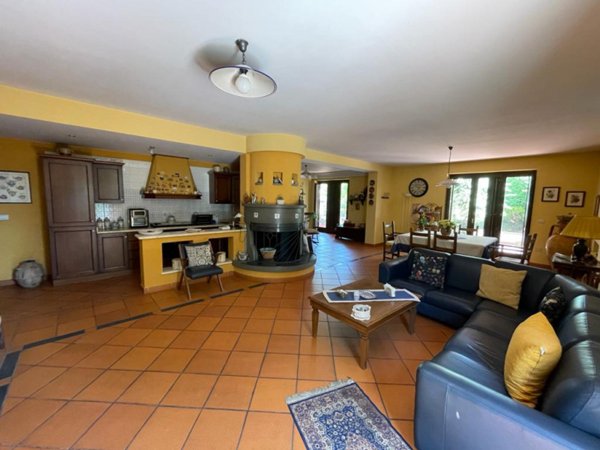 casa indipendente in vendita a Marsicovetere in zona Villa d'Agri