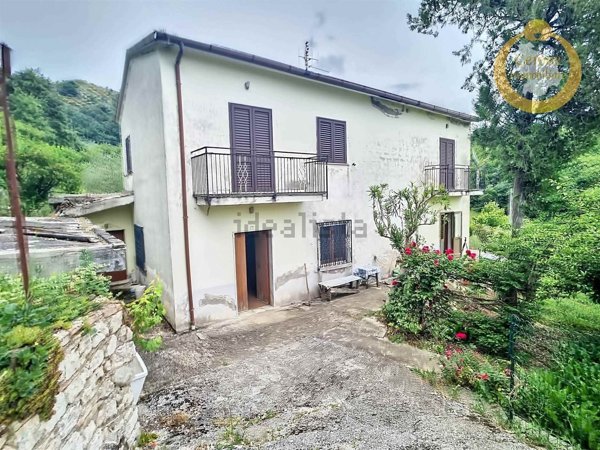 casa indipendente in vendita a Muro Lucano in zona Giardini