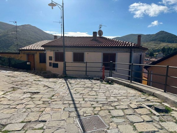 locale commerciale in vendita a Pignola