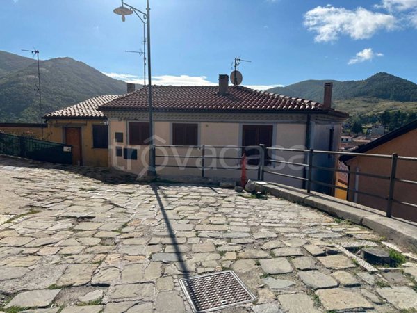 locale commerciale in vendita a Pignola