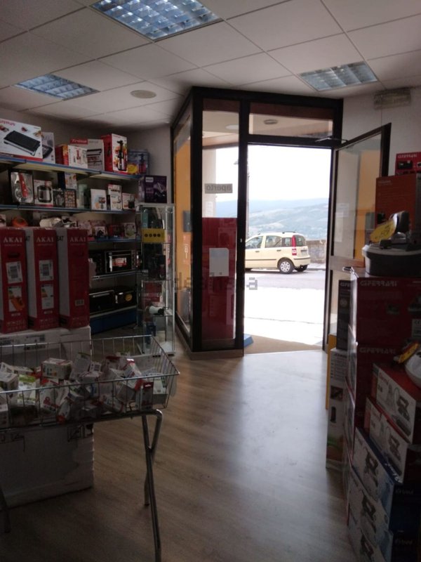 locale commerciale in vendita a Potenza