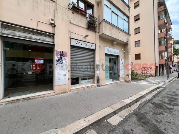 locale commerciale in vendita a Potenza