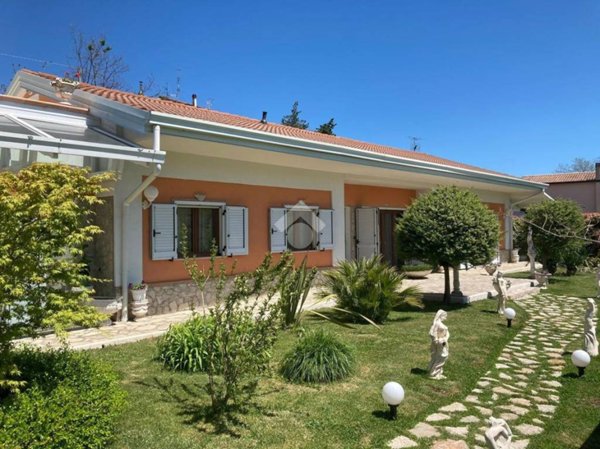 casa indipendente in vendita a Potenza in zona Varco d'Izzo