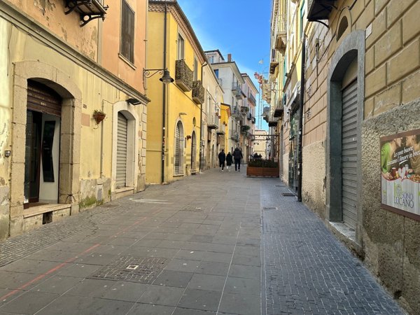 locale commerciale in vendita a Potenza