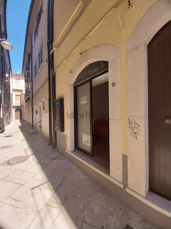 locale commerciale in vendita a Potenza