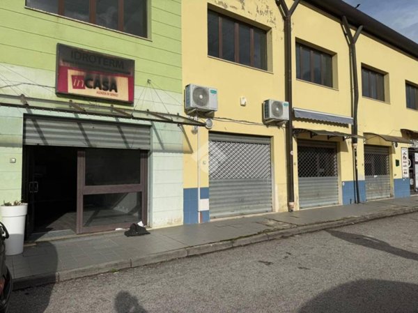locale commerciale in vendita a Potenza