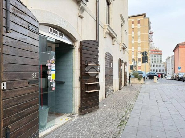 locale commerciale in vendita a Potenza