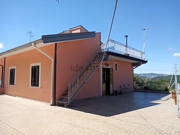 casa indipendente in vendita a Rionero in Vulture in zona Monticchio Bagni
