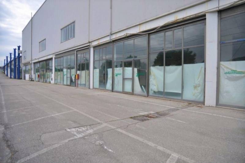 locale commerciale in vendita a Tito
