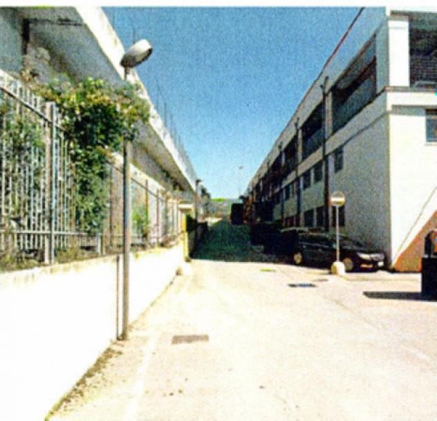 locale commerciale in vendita a Tito
