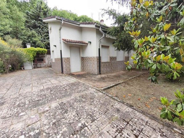 casa indipendente in vendita a Tito