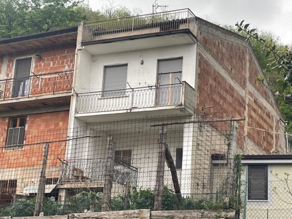 casa indipendente in vendita a Tramutola
