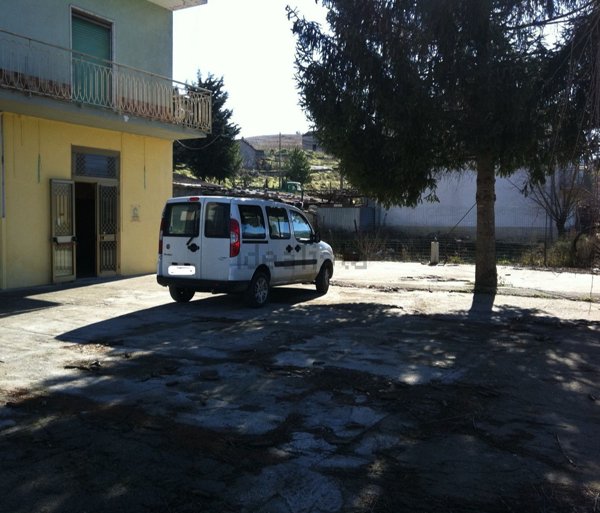 locale commerciale in vendita a Tramutola