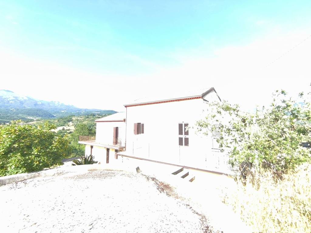 casa indipendente in vendita a Trecchina in zona Camporotondo