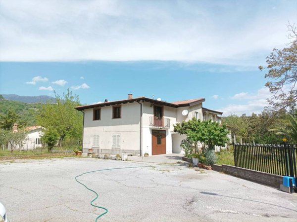 casa indipendente in vendita a Trecchina in zona Parruta