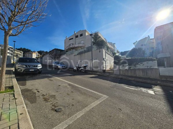 locale commerciale in vendita a Matera
