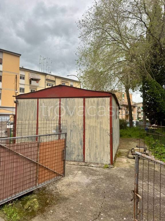 locale commerciale in vendita a Matera in zona Rione Piccianello