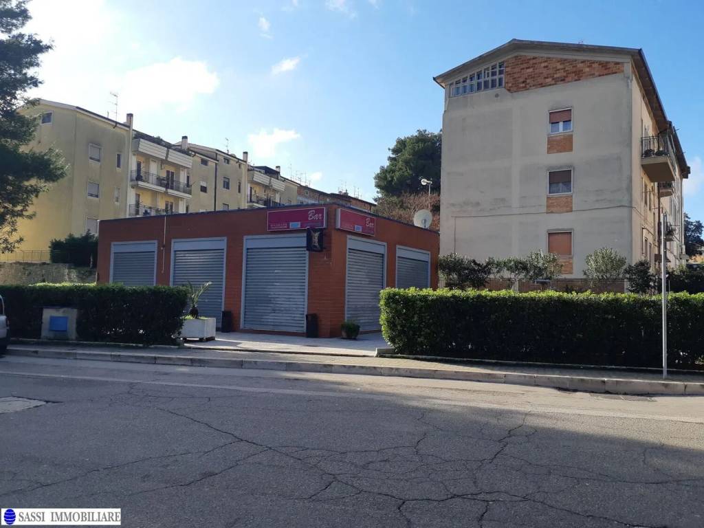 negozio in vendita a Matera in zona Rione Lanera