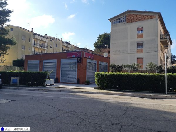 locale commerciale in vendita a Matera in zona Rione Lanera