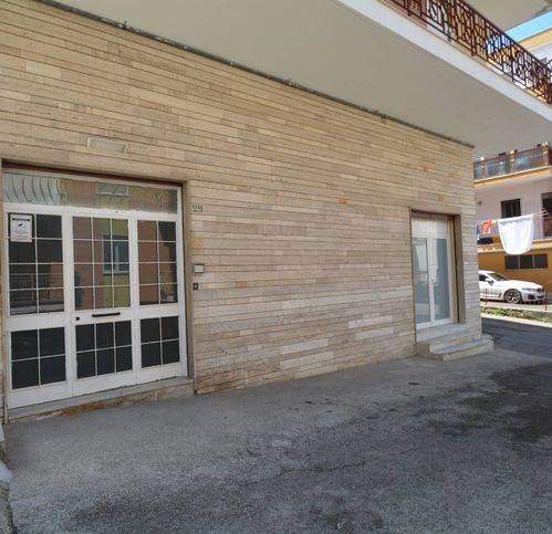 negozio in vendita a Matera