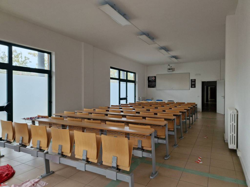 negozio in vendita a Matera in zona Rione Lanera