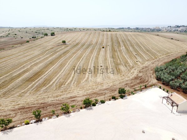 locale commerciale in vendita a Matera in zona Rione Piccianello