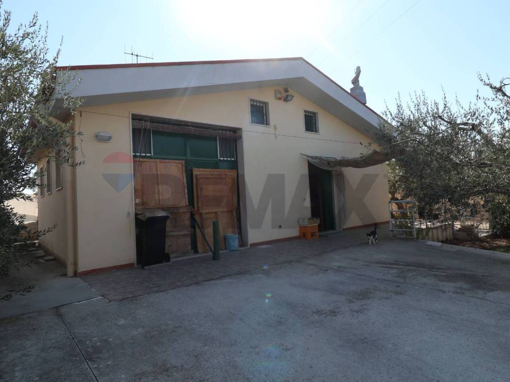 casa indipendente in vendita a Matera in zona Rione Platani