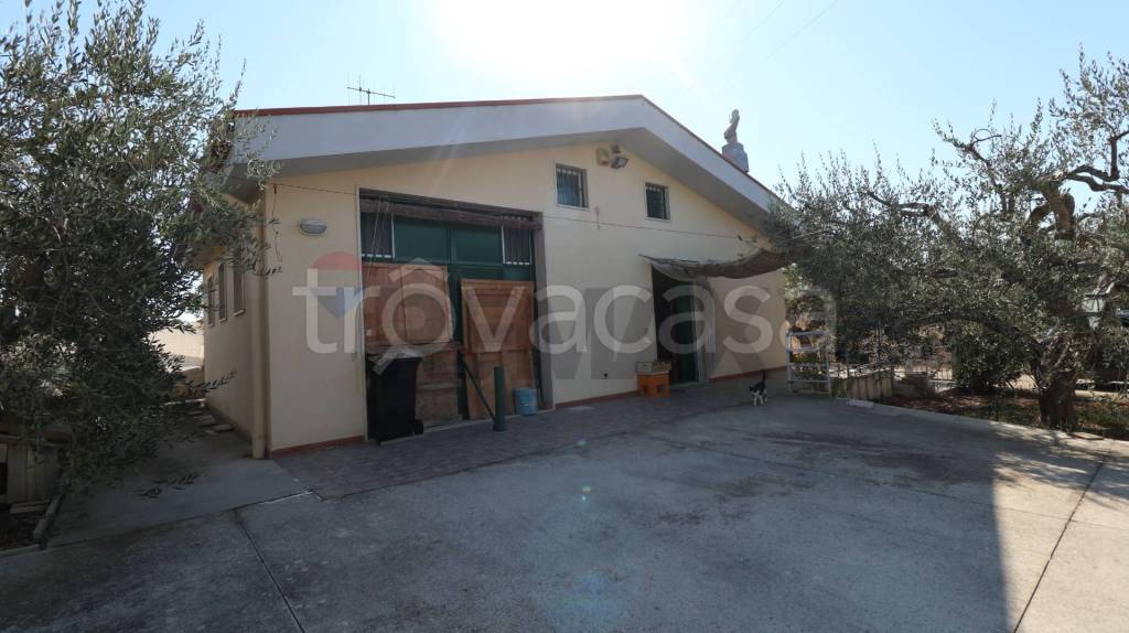 casa indipendente in vendita a Matera in zona Rione Platani