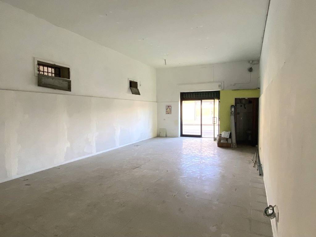 negozio in vendita a Matera