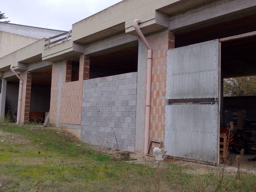 locale commerciale in vendita a Matera